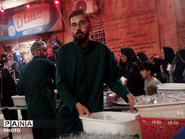خدمت‌رسانی چایخانه حضرت زهرا(س) در دویست‌و‌یازدهمین شب شهادت قائد امت اسلام