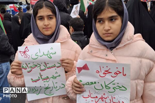 ادای احترام به شهدا با کوله‌پشتی‌های «یادبود» در راهپیمایی روز قدس