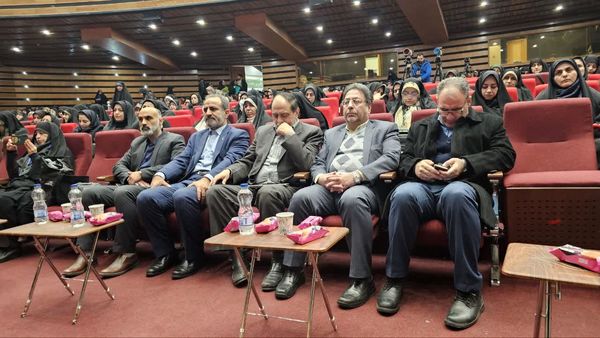 همایش زیست عفیفانه با موضوع عفت و حجاب در تالار ایوان‌ری