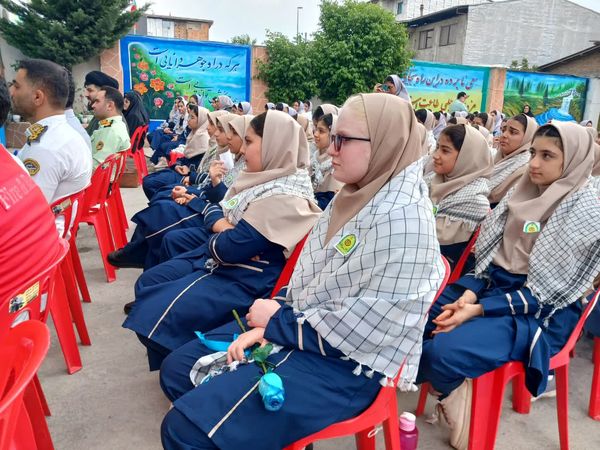 حضور نیروهای انتظامی در دبیرستان نجم قائمشهر