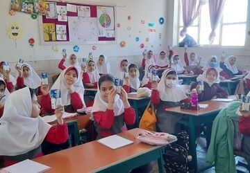 توزیع شیر رایگان در مدرسه پروین اعتصامی شازند