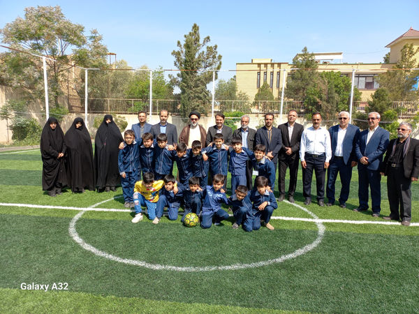 بهره‌برداری از زمین چمن مصنوعی مدرسه «بهار نور معرفت» در قم