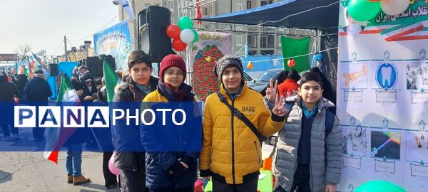 حماسه حضور فرهنگیان و دانش‌آموزان منطقه ۵ در راهپیمایی ۲۲ بهمن