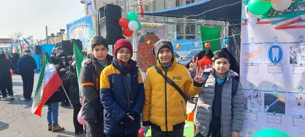 حماسه حضور فرهنگیان و دانش‌آموزان منطقه ۵ در راهپیمایی ۲۲ بهمن