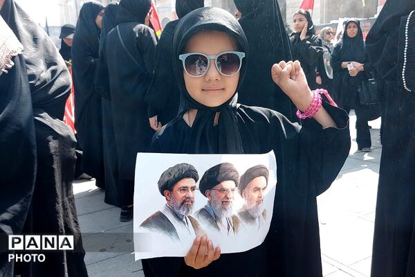 با مشت گره کرده برخاستیم....