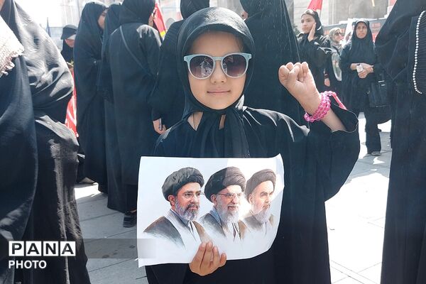 با مشت گره کرده برخاستیم....