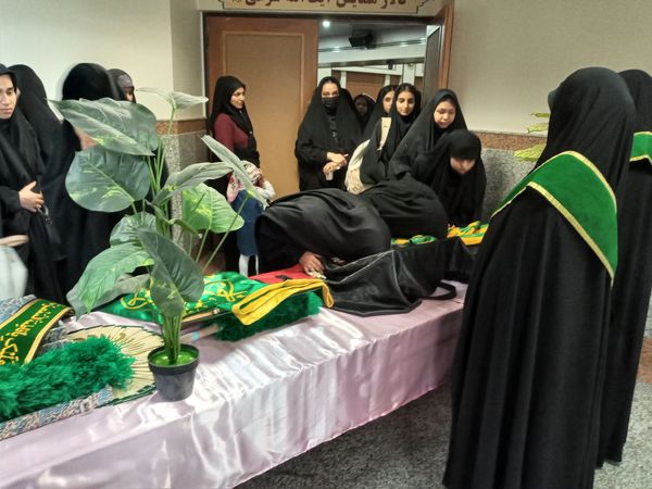 حضور دانش‌آموزان دبیرستان میعاد قم در همایش مرکز مدیریت حوزه علمیه خواهران به مناسبت دهه کرامت