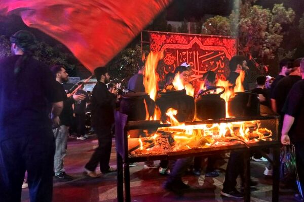 جمعیت خیره‌کننده و مراسم پرشور علم‌کشی، سینه‌زنی و دمام‌زنی در آخرین شب مسلمیه در شهرری