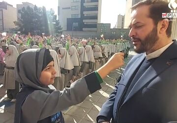 نواختن  زنگ انقلاب باحضور مدیر کل کانون پرورش فکری اصفهان 
