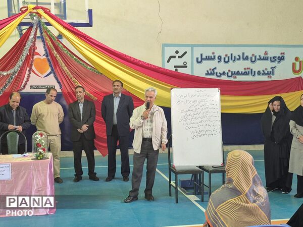 جلسه انجمن اولیا و مربیان در آموزشگاه تربیت درگزین