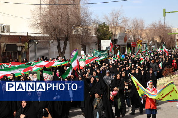 شکوه همبستگی مردم آباده در راهپیمایی ۲۲ بهمن