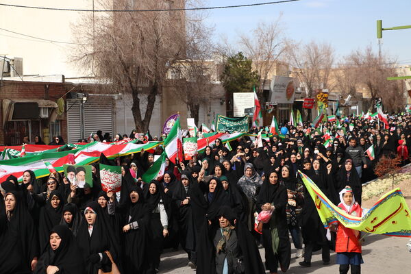 شکوه همبستگی مردم آباده در راهپیمایی ۲۲ بهمن