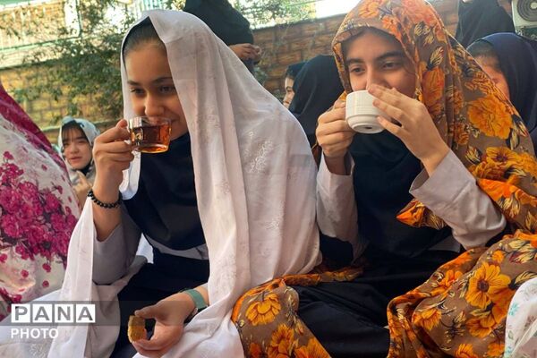 اقامه نماز دانش‌آموزان پایه هشتم در دبیرستان نگین دانش