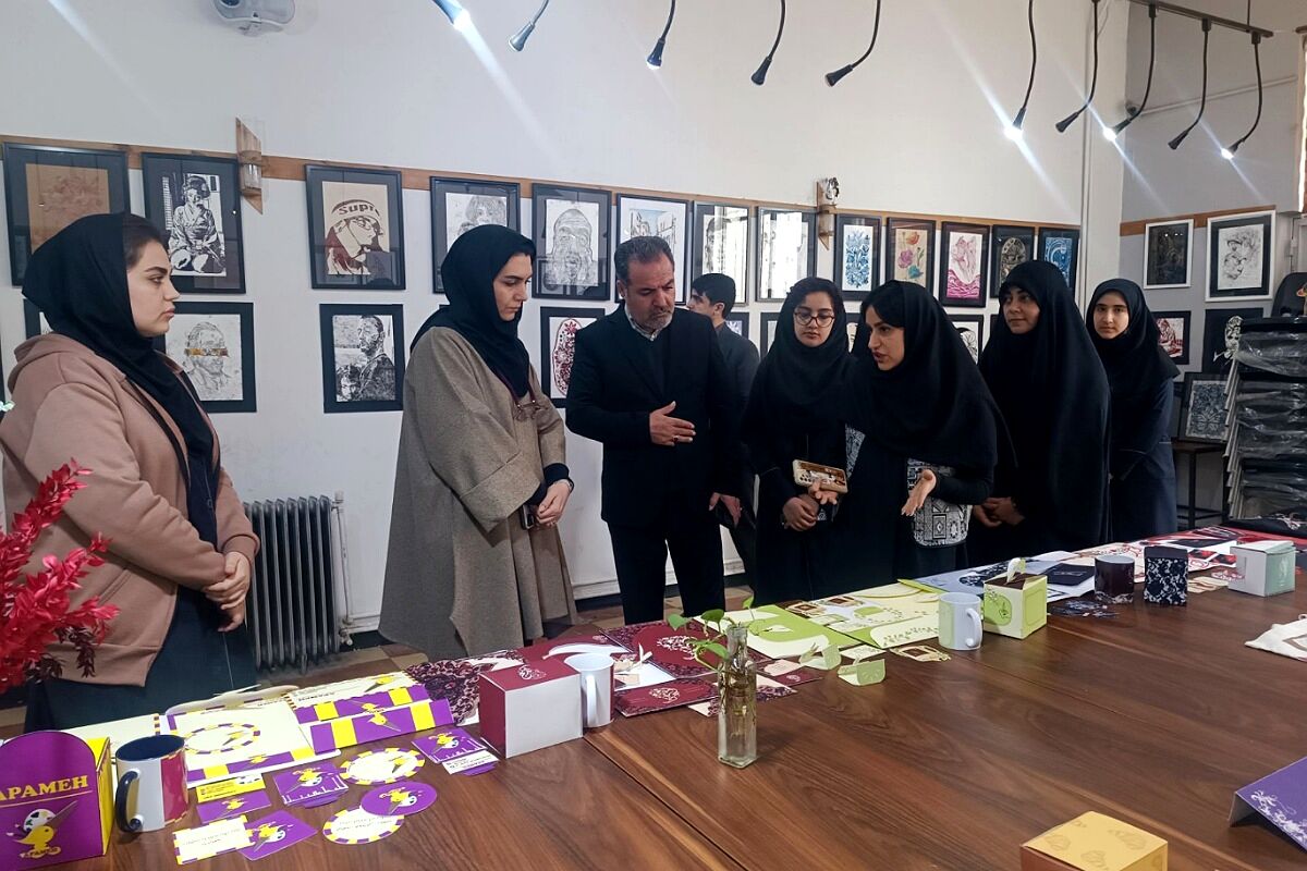 برپایی نمایشگاه آثار هنری دانش‌آموزان به مناسبت دهه فجر 