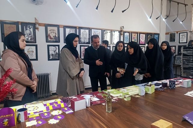 برپایی نمایشگاه آثار هنری دانش‌آموزان به مناسبت دهه فجر 