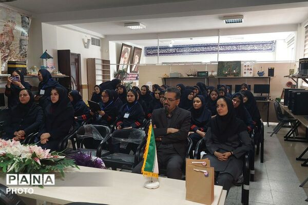 رفع ابهامات پژوهشی و تقدیر از نخبگان دانش‌آموزی در مدرسه فرزانگان ملارد