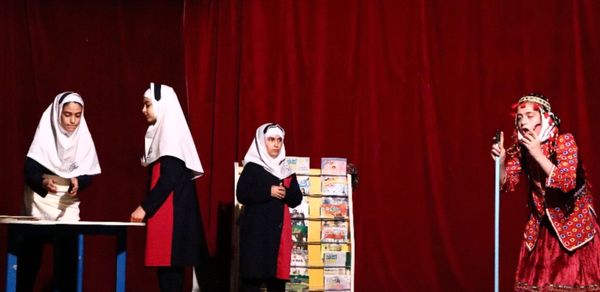 حضور نماینده استان در مرحله کشوری چهارمین جشنواره ملی تئاتر درسی در میناب