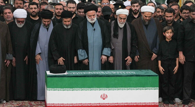 اقامه نماز بر پیکر مطهر رهبر شهید انقلاب در حرم مطهر رضوی-۱