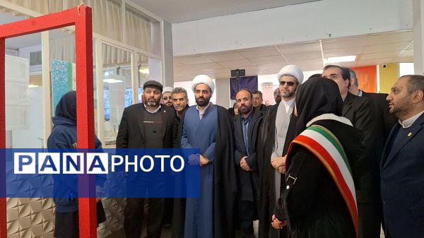 نواختن زنگ انقلاب در هنرستان 17 شهریور ناحیه یک کرج