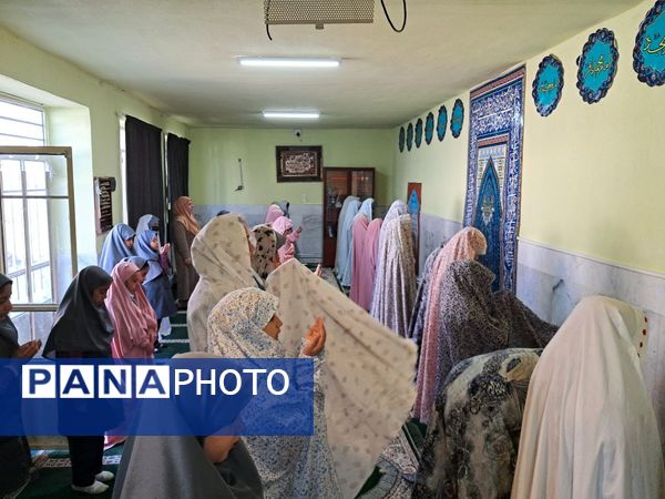 شرکت دانش‌آموزان مدرسه حضرت زینب(س) در نماز جماعت