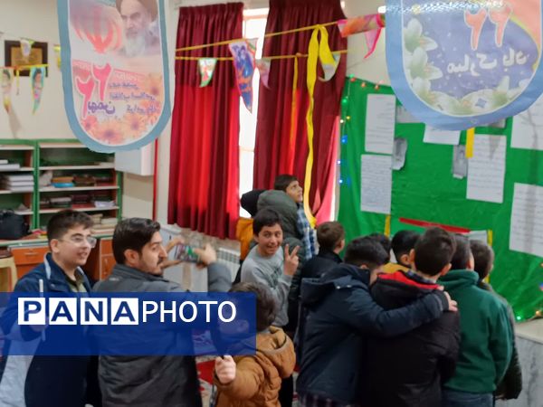 برپایی نمایشگاه مدرسه انقلاب در دبیرستان شهید رجایی