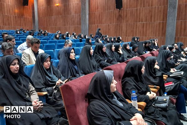 جلسه مدیران مدارس منطقه کهریزک؛ هماهنگی «پروژه مهر» و آیین بدرقه رهبر شهید