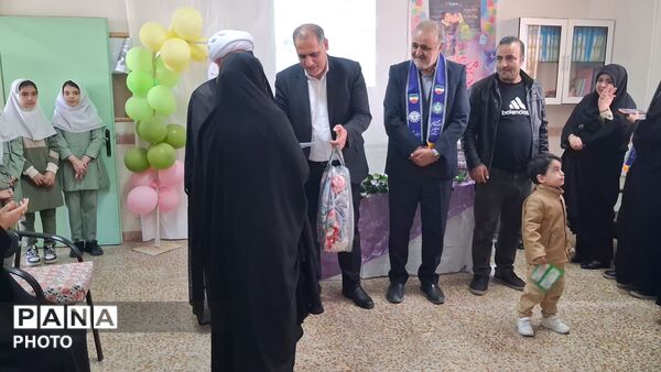 آیین سپاس معلم در مدرسه تمام تشکیلاتی سمیه منطقه مهربان 