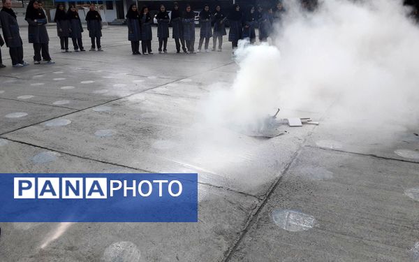 مانور آتش نشانی در دبیرستان فرزانگان قائمشهر