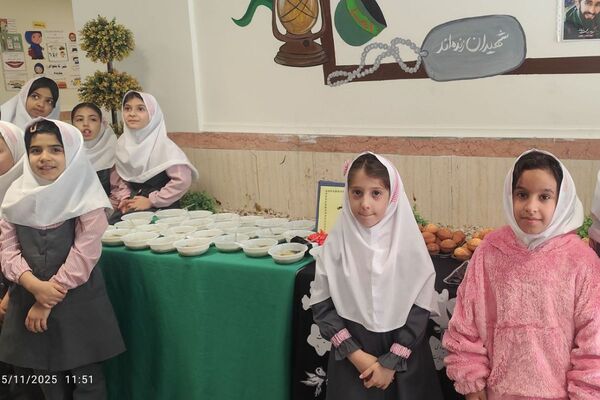 برپایی ایستگاه صلواتی و سفره حضرت فاطمه زهرا (س) در دبستان بنت‌الهدی فیروزکوه