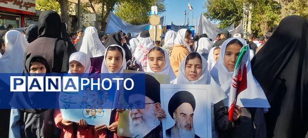 جوشش حماسه در گام های کوچک دانش آموزان امروز سفیران فردا