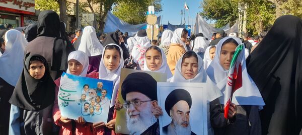 جوشش حماسه در گام های کوچک دانش آموزان امروز سفیران فردا