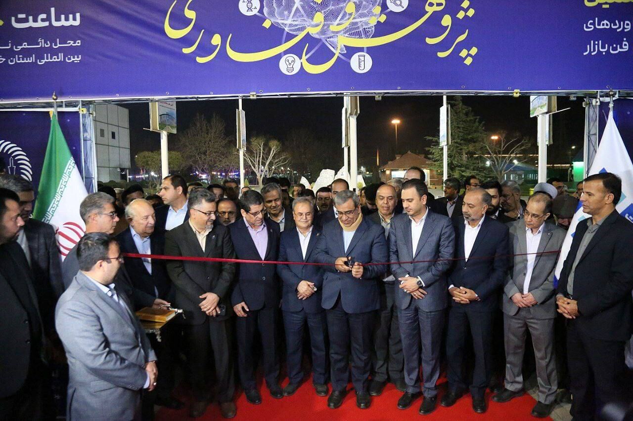 بازدید استاندار خراسان رضوی از دستاوردهای پژوهش و نوآوری در نمایشگاه مشهد