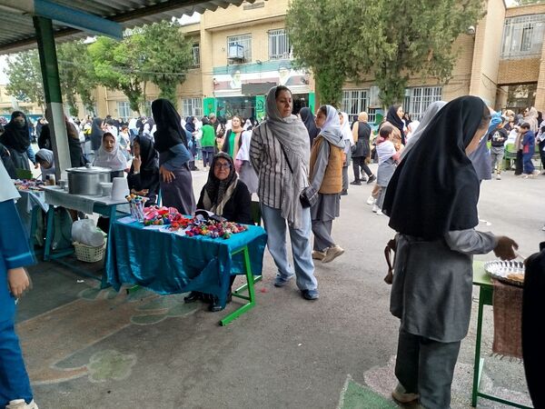 بازارچه کسب و کار دانش‌‍آموزان مدرسه حضرت رقیه(س)
