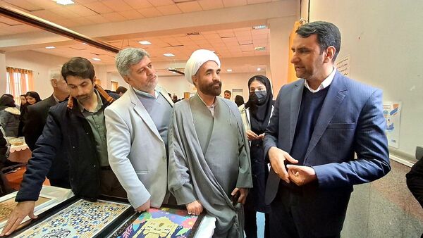 بازدید مسئولان و دانش‌آموزان از نمایشگاه دستاوردهای هنرستان بنت‌الهدی صدر