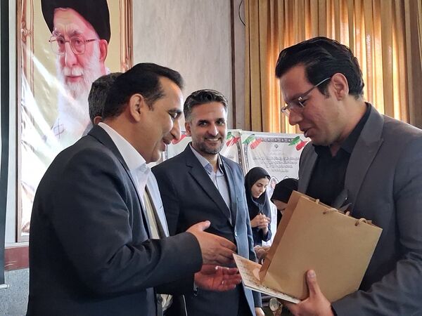 تقدیر از پژوهشگران برگزیده ناحیه 5 مشهد
