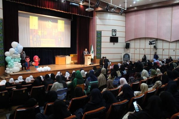 تقدیر از برگزیدگان جشنواره فرهنگی و هنری فردا در ساری 