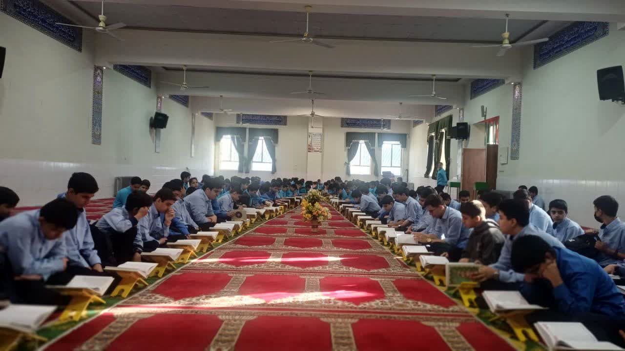 محفل انس با قرآن کریم به یاد شهید حسن دانش در مدرسه شاهد افشار برگزار شد