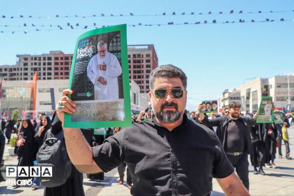 تشییع پیکر رهبر شهید انقلاب در مشهد مقدس با حضور پرشور مردم 