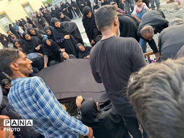 آیین تشییع پیکر مادر شهید شعبان تراهی در شمیل بندرعباس