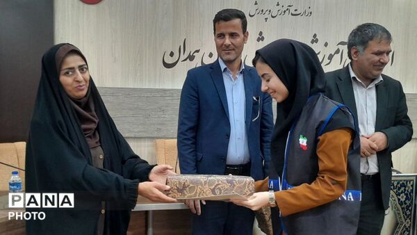 نشست صمیمی مدیر کل آموزش و پرورش استان همدان با دانش آموزان خبرگزاری پانا