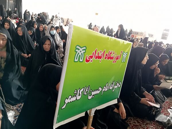 حضور دانش آموزان در نماز جمعه کاشمر
