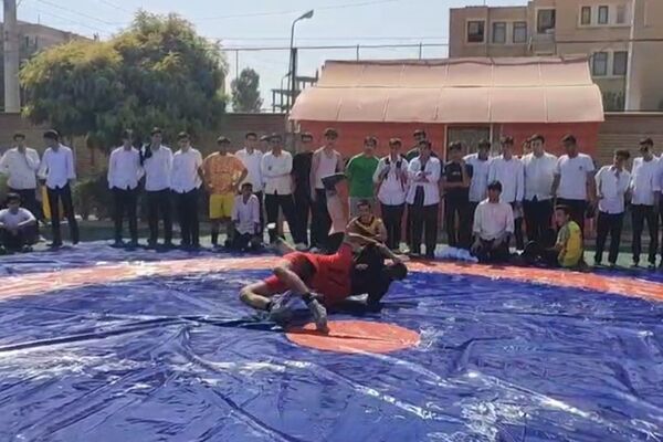 هیجان ورزشی با مسابقات کشتی و طناب‌کشی در دبیرستان حکیم ابوالقاسم فردوسی