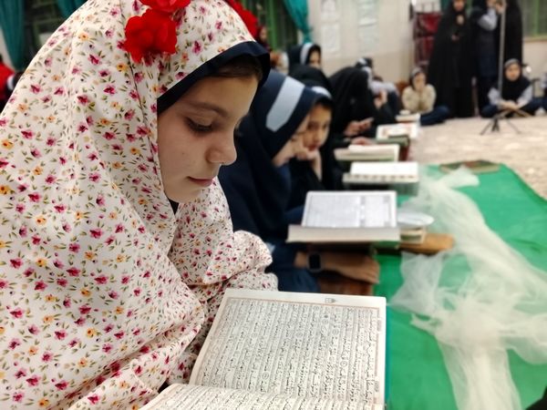 محفل انس با قرآن با حضور دانش آموزان دبستان دخترانه ناهید نخودی