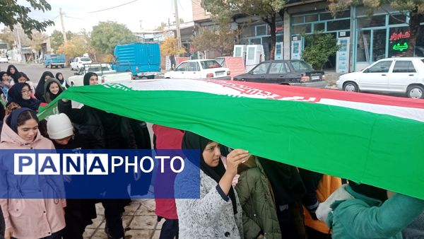 دانش‌آموزان شهر گرماب در راهپیمایی 13 آبان