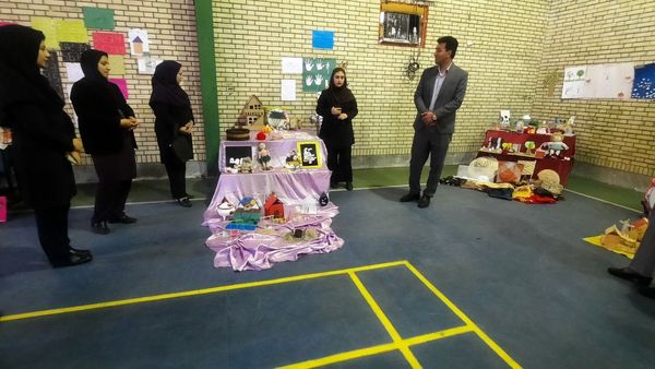 بازدید مدیر آموزش و ‌پرورش حاجی‌آباد از نمایشگاه خلاقیت‌های دانش‌آموزی دبستان استقلال  