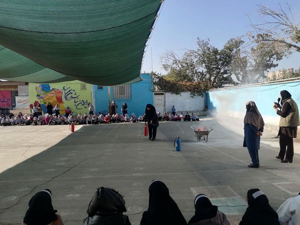 آموزش اطفاء حریق در مدرسه ناهید نخودی