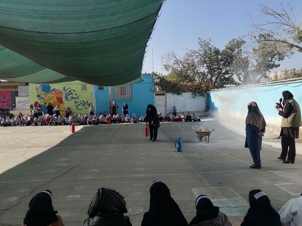 آموزش اطفاء حریق در مدرسه ناهید نخودی