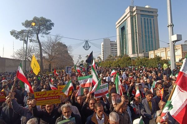 مشت محکم مردم غیور شیراز در دهان اغتشاشگران 