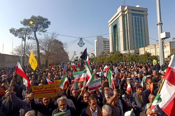 مشت محکم مردم غیور شیراز در دهان اغتشاشگران 