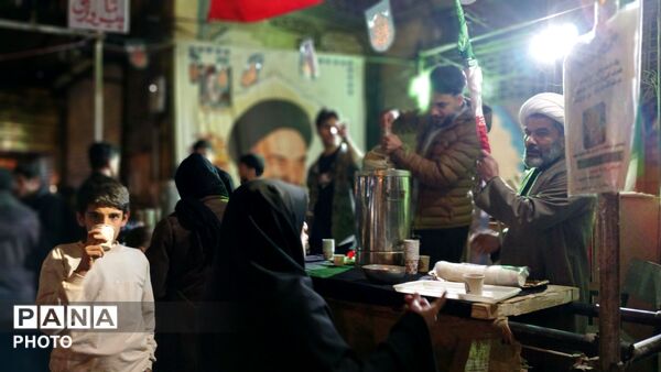 فارسان یکپارچه علیه استکبار فریاد «مرگ بر آمریکا» در آسمان شهر 